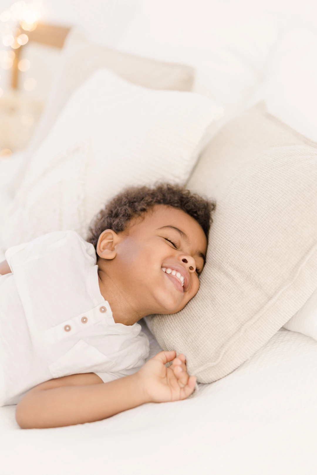 bonheur enfant sourire beige gris